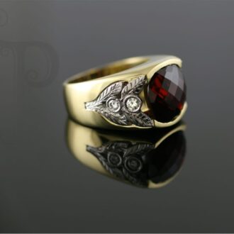 18k Yellow & White Gold Garnet And Diamond Ring