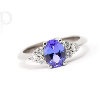 18k White Gold Oval Tanzanite & Diamond Ring