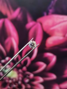 0.96ct, 6.5mm round Moissanite valued at R6 500.